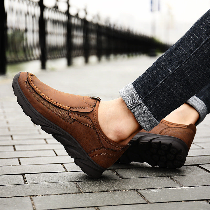 Pohodlná ortopedická obuv – ergonomická podpora klenby, která zmírňuje bolest, a široký střih, který netlačí na nohu.