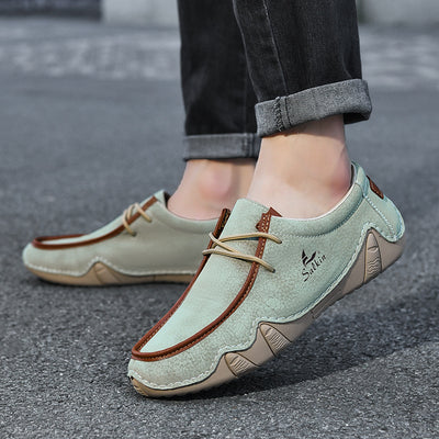 Pohodlná ortopedická obuv – ergonomická podpora klenby, která zmírňuje bolest, široký střih, který netlačí na nohu.